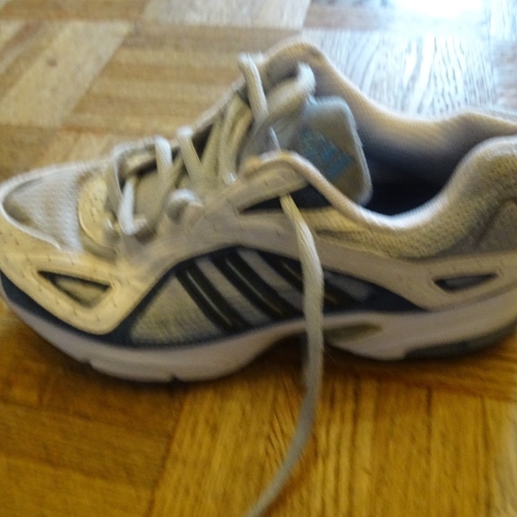 EUC ADIDAS RUNNERS - Picture 2 of 4